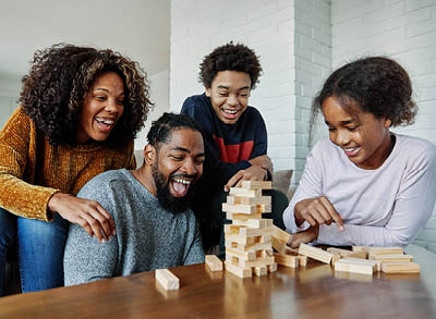 400x293_PlayLaunch A family is playing a Jenga game together